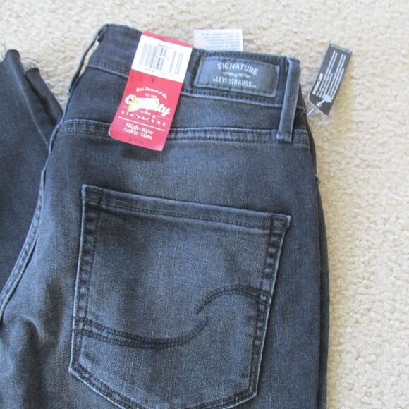 Signature Levi Strauss High Rise Ankle Slim Jeans Womens Size 4 Black Distressed - Picture 2 of 9